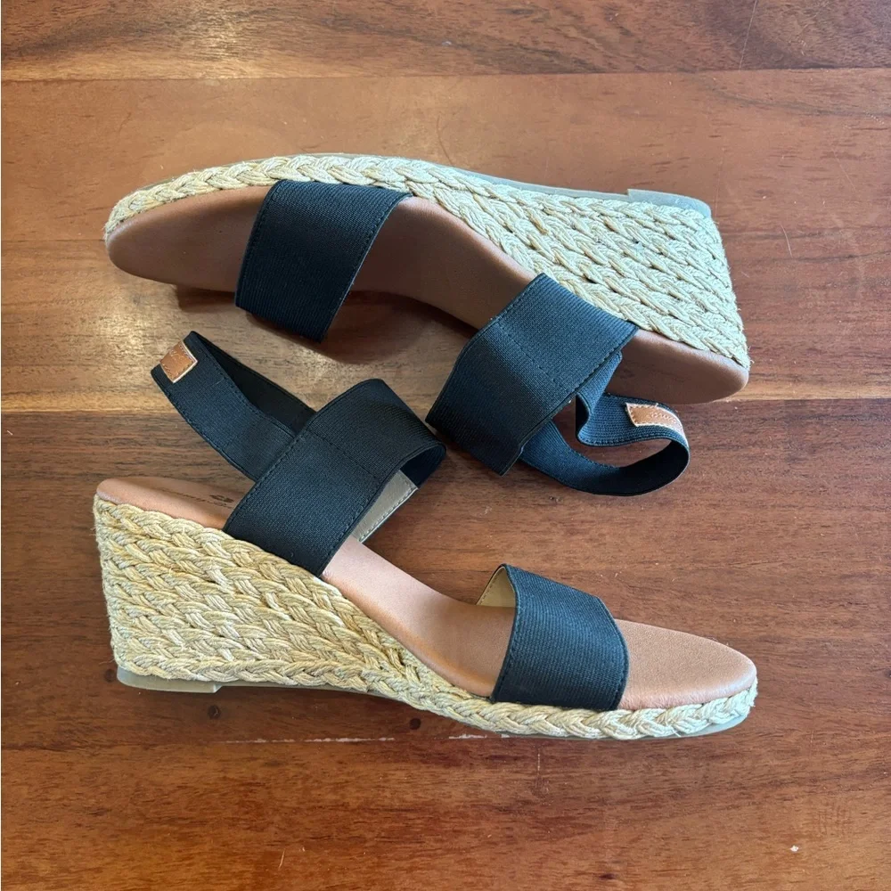 Tommy Bahama Sakura Stretch Wedges - Picture 3 of 9